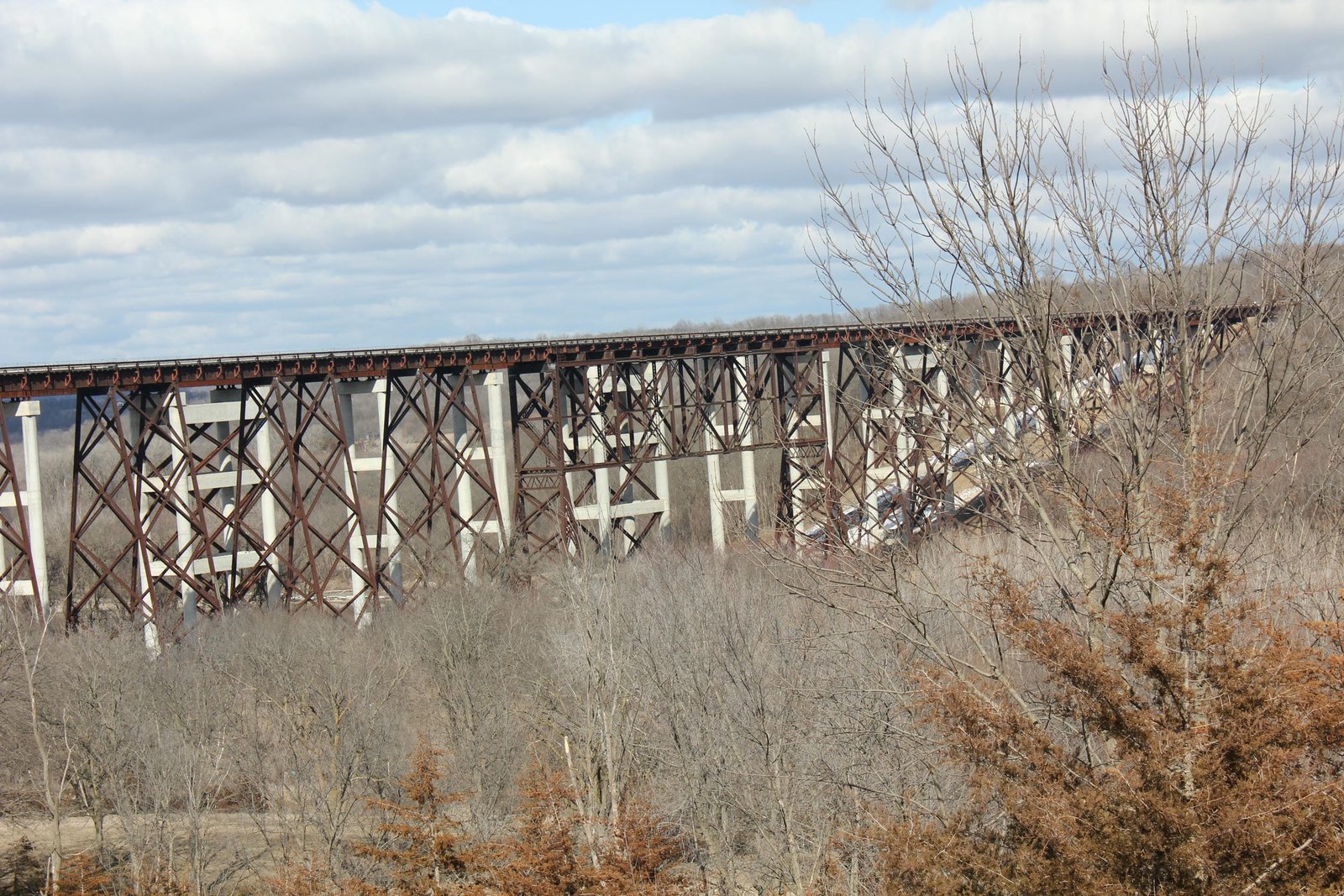 Overview of center of bridge, with new bridge in background